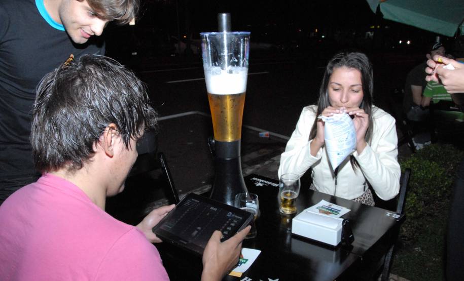 O Detran realiza periodicamente, em todas as regiões do estado, o projeto “Se Liga no Trânsito - Se beber não dirija” com o objetivo de orientar os motoristas sobre os riscos e consequências de associar e álcool e direção. Foto: Allan Marba/Detran