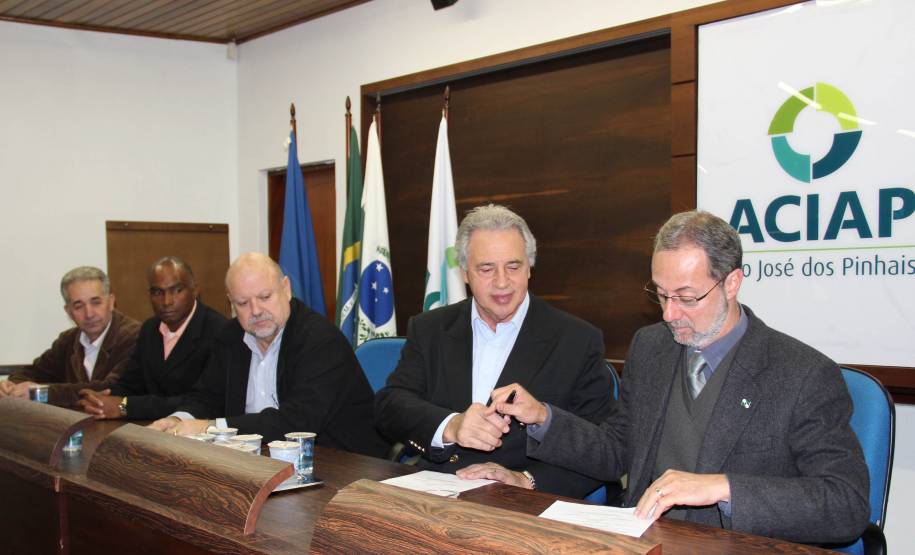 Foi assinada a Ordem de Serviço que autoriza o início das obras da  nova sede do Departamento de Trânsito do Paraná, em São José dos Pinhais .  Foto: Juliano Pedrozo/Detran