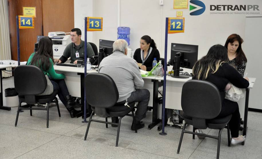 Modelo de gestão do Detran Paraná é inédito no Brasil Departamento de Trânsito do Paraná adota processo de decisão racional que garante que cargos gerenciais sejam ocupados por servidores estatutários. Embora a designação dos servidores seja de livre nomeação e exoneração do diretor-geral, o Detran optou que a investidura nas funções seja feita com base em critérios técnicos. São 225 vagas em todas as 101 unidades do Detran no Estado