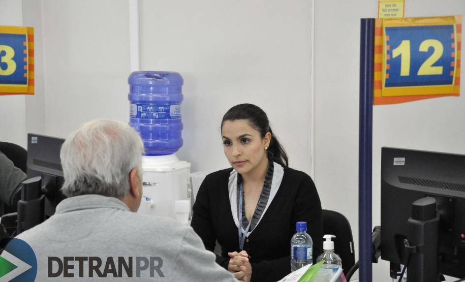 Modelo de gestão do Detran Paraná é inédito no Brasil Departamento de Trânsito do Paraná adota processo de decisão racional que garante que cargos gerenciais sejam ocupados por servidores estatutários. Embora a designação dos servidores seja de livre nomeação e exoneração do diretor-geral, o Detran optou que a investidura nas funções seja feita com base em critérios técnicos. São 225 vagas em todas as 101 unidades do Detran no Estrado e na sede administrativa em Curitiba.