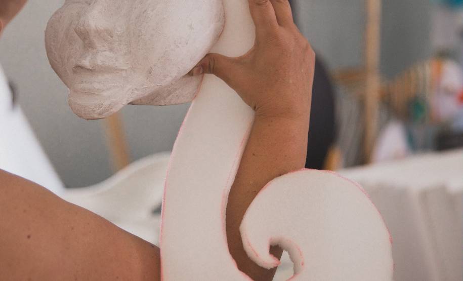 Equipe da Cia dos Ventos confecciona os bonecos gigantes que serão usados na Virada Cultural Paraná 2014 em montagens sobre educação no trânsito.Foto: Yasmim Rodrigues