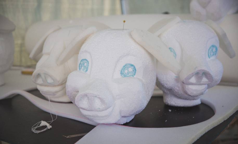 Equipe da Cia dos Ventos confecciona os bonecos gigantes que serão usados na Virada Cultural Paraná 2014 em montagens sobre educação no trânsito.Foto: Yasmim Rodrigues