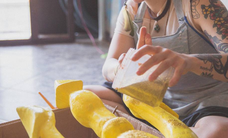 Equipe da Cia dos Ventos confecciona os bonecos gigantes que serão usados na Virada Cultural Paraná 2014 em montagens sobre educação no trânsito.Foto: Yasmim Rodrigues