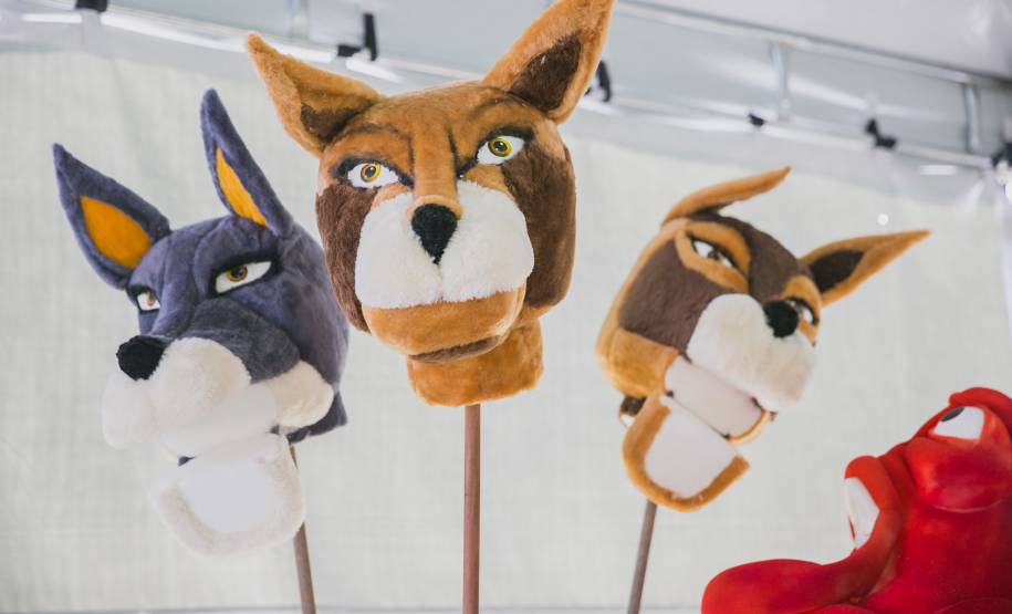 Equipe da Cia dos Ventos confecciona os bonecos gigantes que serão usados na Virada Cultural Paraná 2014 em montagens sobre educação no trânsito.Foto: Yasmim Rodrigues