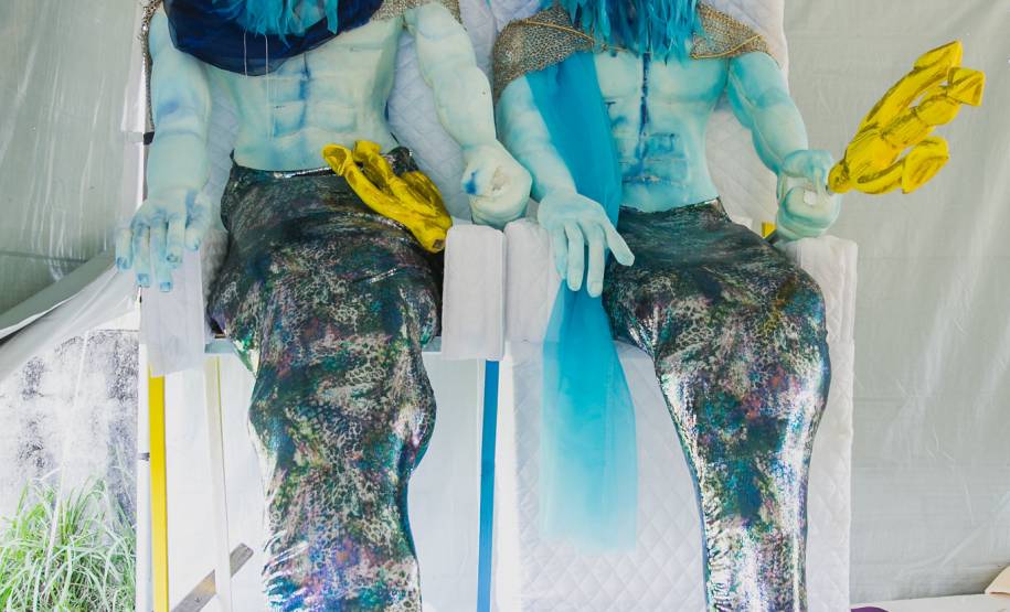 Equipe da Cia dos Ventos confecciona os bonecos gigantes que serão usados na Virada Cultural Paraná 2014 em montagens sobre educação no trânsito.Foto: Yasmim Rodrigues