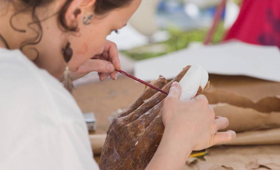 Equipe da Cia dos Ventos confecciona os bonecos gigantes que serão usados na Virada Cultural Paraná 2014 em montagens sobre educação no trânsito.Foto: Yasmim Rodrigues