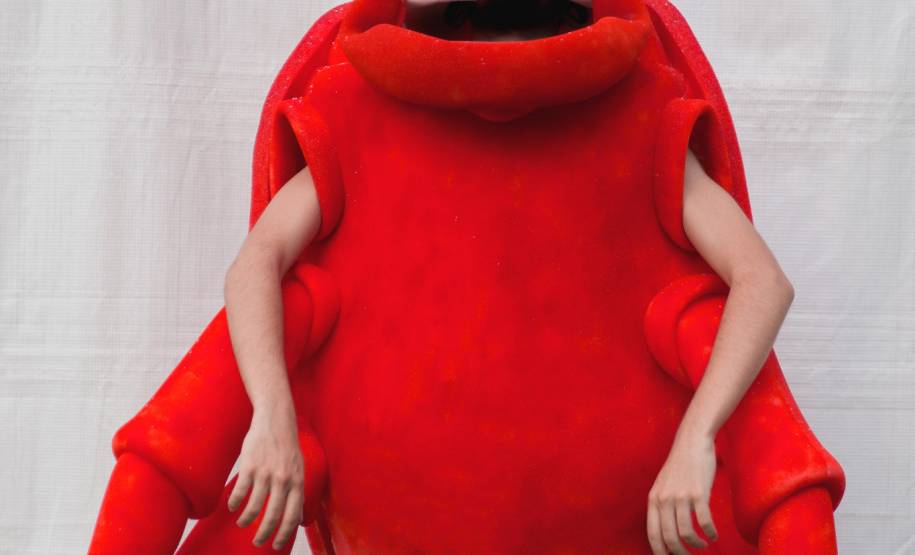 Equipe da Cia dos Ventos confecciona os bonecos gigantes que serão usados na Virada Cultural Paraná 2014 em montagens sobre educação no trânsito.Foto: Yasmim Rodrigues