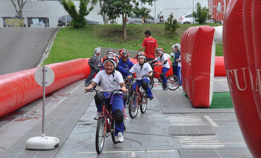Ação de educação no trânsito com alunos da rede municipal realizada na Semana de Arte-Educação da Virada Cultural Paraná em 2013 em São José dos Pinhais.Foto: Divulgação