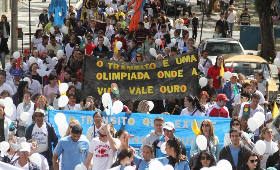 Caminhada em Guarapuava para promover a cultura da paz nas escolas, famílias e trânsito levou centenas de pessoas para o centro da cidade_Foto Elisa B. Valentim
