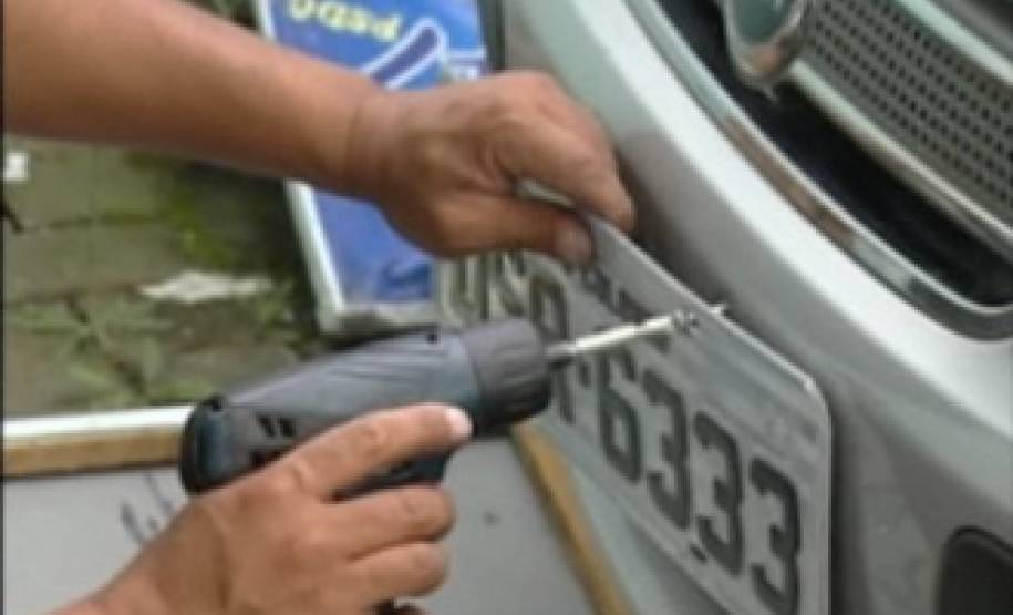 Só de janeiro a junho deste ano mais de 200 mil carros foram emplacados no Estado. Um processo que começa na compra do automóvel