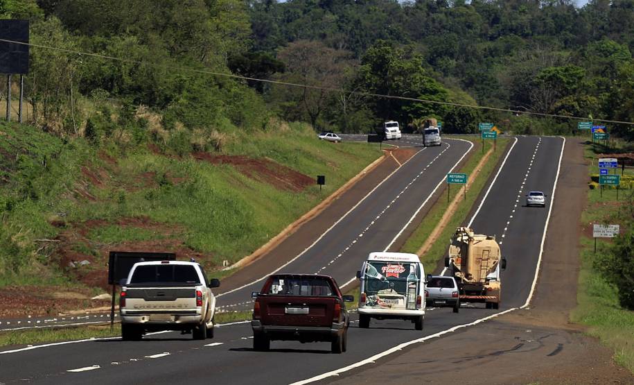 Antes de pegar a estrada no período das festas de fim de ano os motoristas precisam ficar atentos à documentação do veículo e a validade da Carteira Nacional Habilitação. Foto: Arnaldo Alves / ANPr.