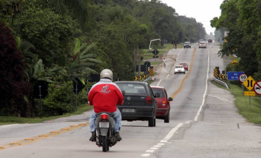 Antes de pegar a estrada no período das festas de fim de ano os motoristas precisam ficar atentos à documentação do veículo e a validade da Carteira Nacional Habilitação. Foto Jorge Woll. SETR/DER.