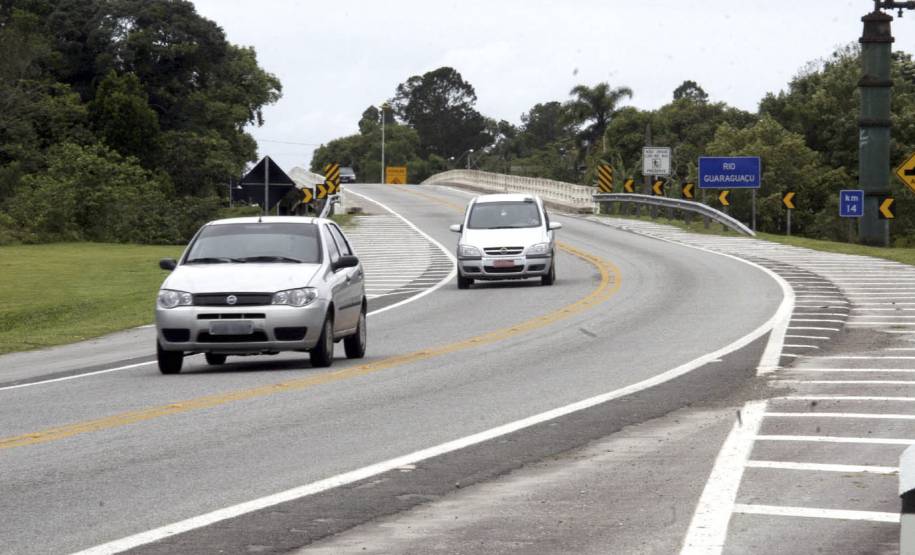 Antes de pegar a estrada no período das festas de fim de ano os motoristas precisam ficar atentos à documentação do veículo e a validade da Carteira Nacional Habilitação. Foto Jorge Woll. SETR/DER.