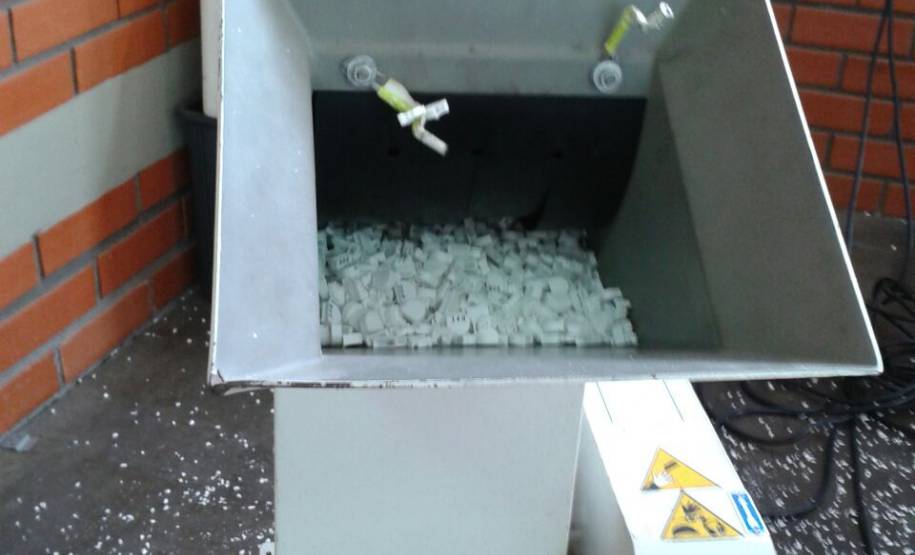 O Departamento de Trânsito do Paraná, por meio da Comissão de Descarte de Lacres de Placas de Identificação de Veículos, acompanhou no mês de dezembro o processo de destruição de 190 mil lacres de veículos do Paraná que estão em desuso.