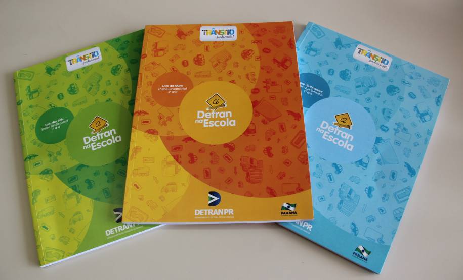 Na capacitação, cada professor recebe um livro com três DVDs, contendo 20 situações interativas em filmes e desenhos animados, um vídeo de ambientação, seis jogos para uso em sala de aula e oito cartazes temáticos, montados em flipchart (tipo de cavalete).