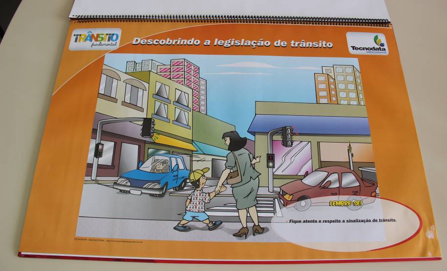 Na capacitação, cada professor recebe um livro com três DVDs, contendo 20 situações interativas em filmes e desenhos animados, um vídeo de ambientação, seis jogos para uso em sala de aula e oito cartazes temáticos, montados em flipchart (tipo de cavalete).