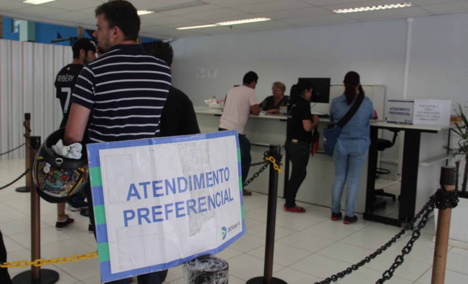 Detran tem atendimento normal em Curitiba. Foto: Juliano Pedrozo/DETRAN