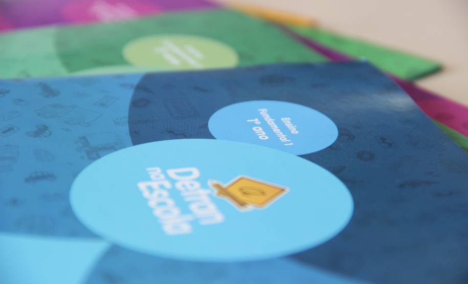 Detran promove palestras educativas e distribui cartilhas