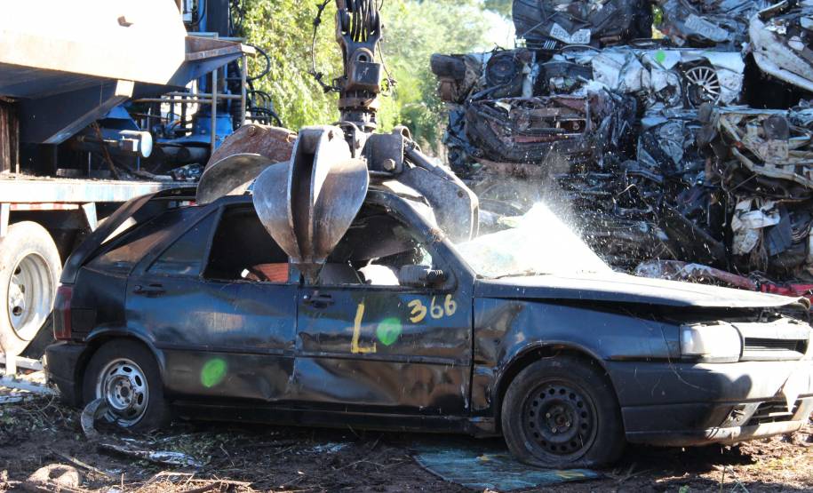 Detran conclui segundo leilão de veículos para reciclagem. Foto: Allan Marba