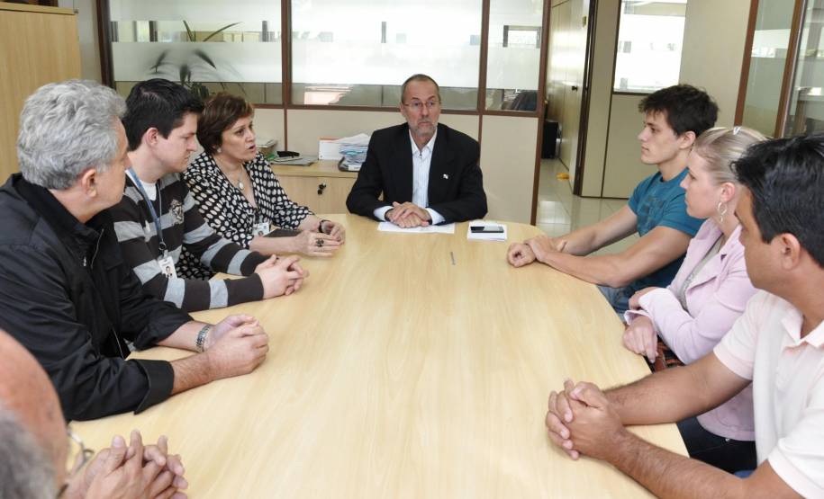 Municípios participam de treinamento do Detran Terminou nesta terça-feira (9), em Curitiba, a primeira parte do treinamento oferecido pelo Departamento de Trânsito do Paraná aos diretores e servidores dos órgãos de trânsito das cidades paranaenses que aderiram ao convênio de municipalização de trânsito, criado pelo Governo do Estado em 2011. Nesta fase, participaram os representantes de Coronel Vivida, Castro, Medianeira, Santa Tereza do Oeste e Campo Mourão.