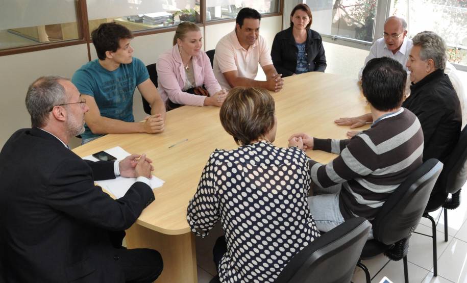 Municípios participam de treinamento do Detran Terminou nesta terça-feira (9), em Curitiba, a primeira parte do treinamento oferecido pelo Departamento de Trânsito do Paraná aos diretores e servidores dos órgãos de trânsito das cidades paranaenses que aderiram ao convênio de municipalização de trânsito, criado pelo Governo do Estado em 2011. Nesta fase, participaram os representantes de Coronel Vivida, Castro, Medianeira, Santa Tereza do Oeste e Campo Mourão.