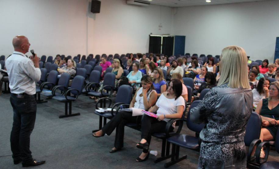 O Departamento de Trânsito do Paraná (Detran), por meio da Coordenadoria de Educação para o Trânsito, realizou nesta quinta-feira (5), uma palestra para aproximadamente 100 coordenadores e orientadores pedagógicos da rede municipal de educação de Colombo.