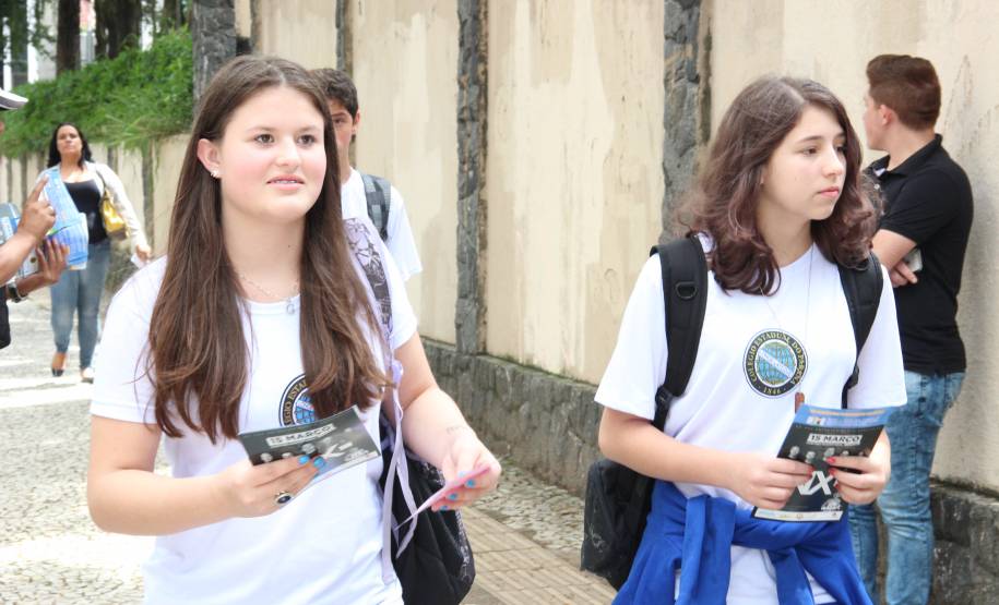 O objetivo é esclarecer pais e alunos sobre a importância do uso do cinto de segurança, inclusive no banco traseiro.