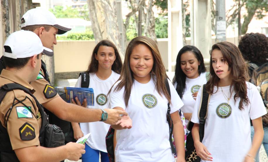 O objetivo é esclarecer pais e alunos sobre a importância do uso do cinto de segurança, inclusive no banco traseiro.