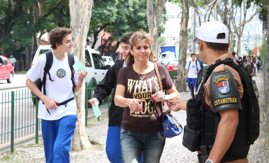 O objetivo é esclarecer pais e alunos sobre a importância do uso do cinto de segurança, inclusive no banco traseiro.