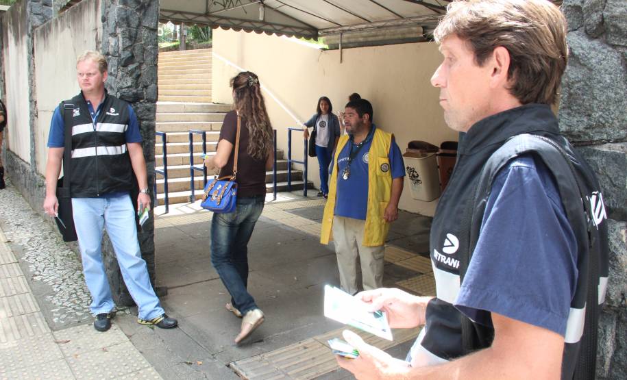 O objetivo é esclarecer pais e alunos sobre a importância do uso do cinto de segurança, inclusive no banco traseiro.