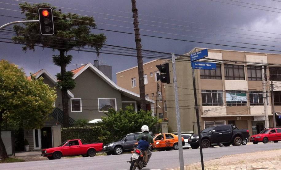 A alta velocidade é o principal motivo de multas aplicadas aos motoristas paranaenses. Dados divulgados pelo Departamento de Trânsito do Paraná (Detran) nesta segunda-feira (23) revelam que, em 2014, das 3.177.695 multas emitidas no Estado 1.104.577 eram relacionadas ao excesso de velocidade em vias públicas e rodovias.Foto: Juliano Pedrozo/DetranPR