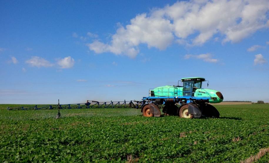 Tratores e máquinas agrícolas produzidos a partir de janeiro de 2016 continuam isentos de emplacamento e licenciamento. A Medida Provisória nº 673, publicada no Diário Oficial da União desta quarta-feira (1), altera o artigo 115 do Código de Trânsito Brasileiro (CTB) e determina apenas o registro único do veículo no órgão estadual de trânsito.