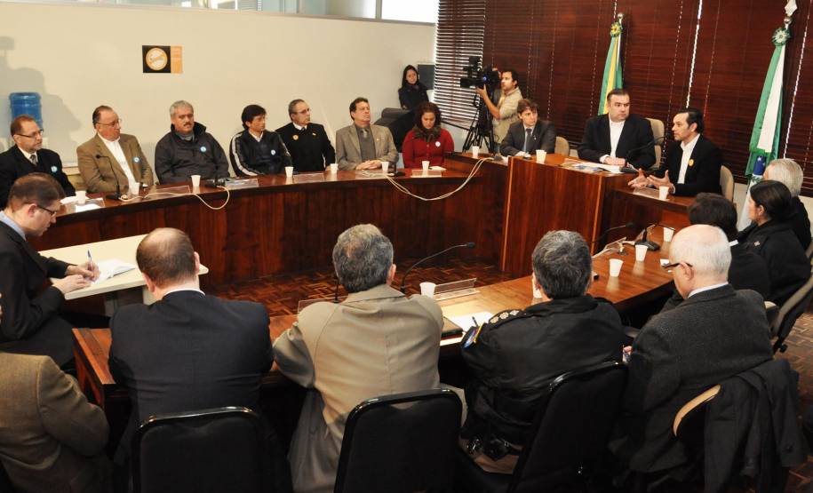 O Departamento de Trânsito do Paraná (Detran), a Frente Parlamentar de Apoio aos Empregados e Empregadores em Restaurantes, Hotéis, Pizzarias, Bares, Lanchonetes, Panificadoras, Confeitarias e Similares e outros representantes do poder público estadual e municipal discutiram, com empresários do setor, alternativas para minimizar o impacto da aplicação da lei seca nos estabelecimentos comerciais.