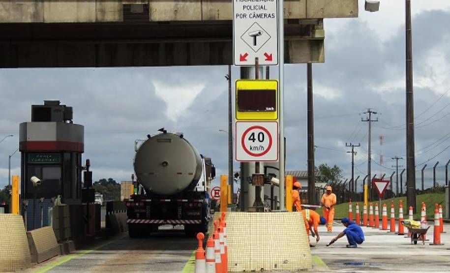 A partir desta quinta-feira (2), a Polícia Rodoviária Estadual vai multar os motoristas que passam em alta velocidade nas praças de pedágio.