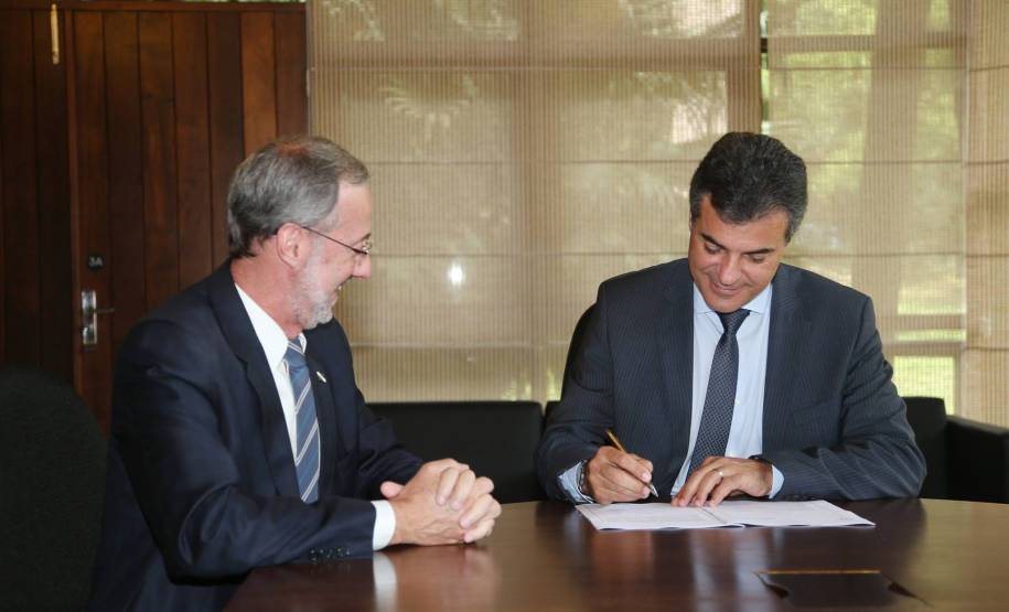 O governador Beto Richa sancionou nesta segunda-feira (27) a Lei 18.467/2015, que estabelece o Quadro Próprio do Departamento de Trânsito do Paraná (Detran). O projeto entra em vigor a partir da data da publicação no Diário Oficial do Estado, o que deve acontecer na terça-feira (28). Serão criadas três carreiras no quadro de servidores do órgão: analista de atividades de trânsito, técnico de atividade de trânsito e auxiliar de atividades de trânsito.Foto: Orlando Kissner/AEN