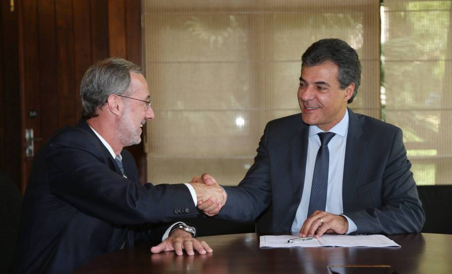 O governador Beto Richa sancionou nesta segunda-feira (27) a Lei 18.467/2015, que estabelece o Quadro Próprio do Departamento de Trânsito do Paraná (Detran). O projeto entra em vigor a partir da data da publicação no Diário Oficial do Estado, o que deve acontecer na terça-feira (28). Serão criadas três carreiras no quadro de servidores do órgão: analista de atividades de trânsito, técnico de atividade de trânsito e auxiliar de atividades de trânsito.Foto: Orlando Kissner/AEN