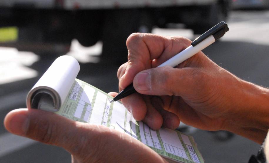 Departamento de Trânsito do Estado permitirá que infrações de trânsito consideradas leves ou médias possam resultar em advertência por escrito, ao invés de multa, para o motorista que não tenha cometido essa mesma infração nos últimos 12 meses.