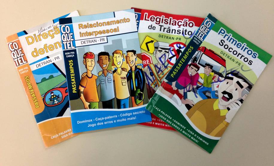 As revistas Coquetel, com passatempos, desafios mentais e cruzadinhas, são famosas em todo o país há mais de 70 anos. No Paraná, um projeto do Governo do Estado tem usado as publicações para falar de trânsito com motoristas que participam do Curso de Reciclagem para Condutores Infratores.