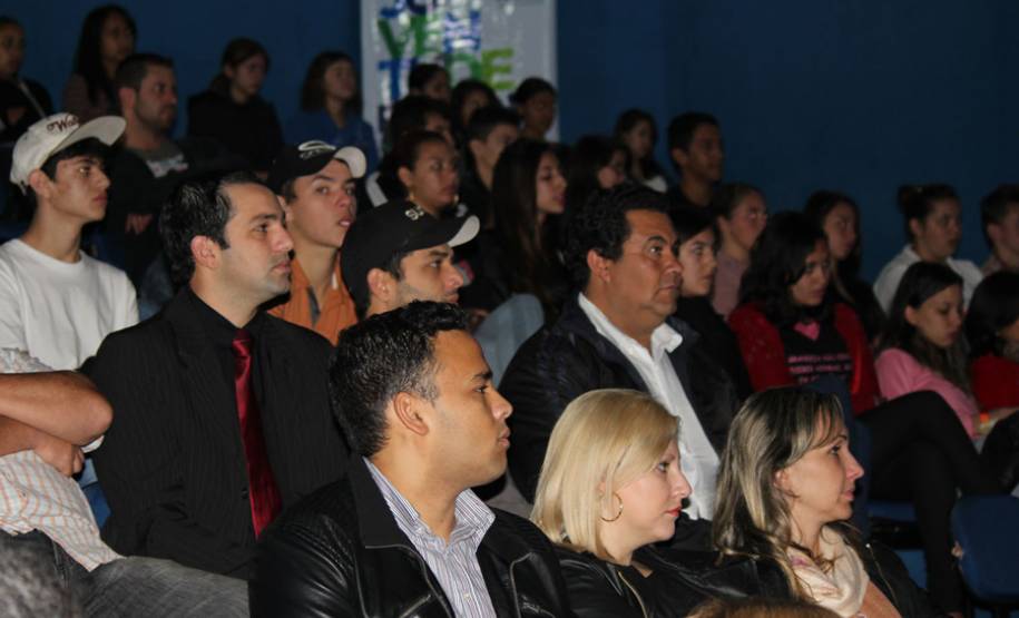 A Assessoria Especial de Juventude (AEJ), do Governo do Paraná, coordenada pelo assessor especial de juventude, Edson Lau Filho, reuniu mais de 200 jovens durante Audiência Pública Estadual, realizada em Tunas do Paraná.Tunas do Paraná, 29/06/2013.Foto: Divulgação AEJJ