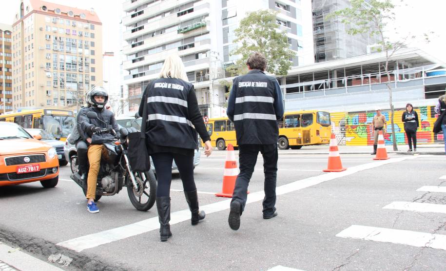 Mais de mil exemplares com material educativo foram entregues pelo Departamento de Trânsito do Paraná (Detran) e pelo Batalhão de Polícia de Trânsito (BPTran) durante uma blitz educativa nesta quinta-feira (21), na Avenida Cândido de Abreu, no centro de Curitiba.