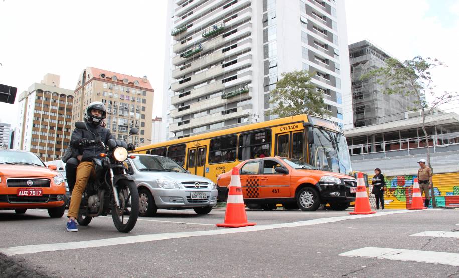 Mais de mil exemplares com material educativo foram entregues pelo Departamento de Trânsito do Paraná (Detran) e pelo Batalhão de Polícia de Trânsito (BPTran) durante uma blitz educativa nesta quinta-feira (21), na Avenida Cândido de Abreu, no centro de Curitiba.