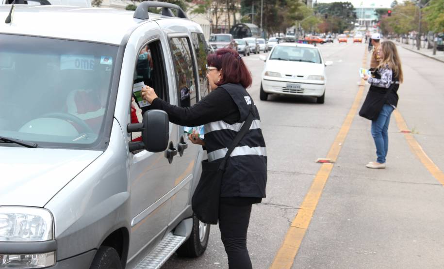 Mais de mil exemplares com material educativo foram entregues pelo Departamento de Trânsito do Paraná (Detran) e pelo Batalhão de Polícia de Trânsito (BPTran) durante uma blitz educativa nesta quinta-feira (21), na Avenida Cândido de Abreu, no centro de Curitiba.
