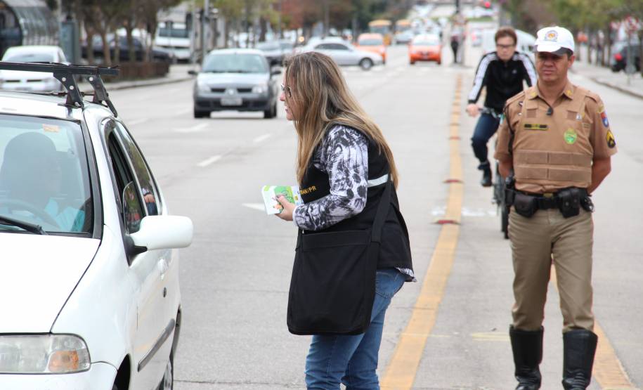 Mais de mil exemplares com material educativo foram entregues pelo Departamento de Trânsito do Paraná (Detran) e pelo Batalhão de Polícia de Trânsito (BPTran) durante uma blitz educativa nesta quinta-feira (21), na Avenida Cândido de Abreu, no centro de Curitiba.