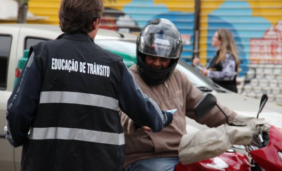 Mais de mil exemplares com material educativo foram entregues pelo Departamento de Trânsito do Paraná (Detran) e pelo Batalhão de Polícia de Trânsito (BPTran) durante uma blitz educativa nesta quinta-feira (21), na Avenida Cândido de Abreu, no centro de Curitiba.