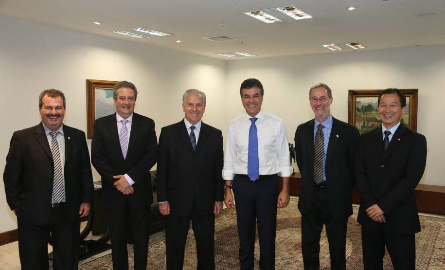 O diretor-geral do Departamento Nacional de Trânsito (Denatran), Alberto Angerami, visitou nesta terça-feira (26) a sede do Departamento de Trânsito do Paraná (Detran), em Curitiba. Os avanços paranaenses na oferta de serviços online, na municipalização e no desenvolvimento de tecnologias de ensino, foram apresentados como modelos que podem ser adotados em todo Brasil. Foto: Orlando Kissner