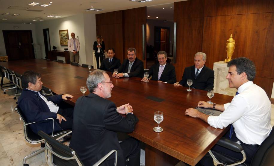 O diretor-geral do Departamento Nacional de Trânsito (Denatran), Alberto Angerami, visitou nesta terça-feira (26) a sede do Departamento de Trânsito do Paraná (Detran), em Curitiba. Os avanços paranaenses na oferta de serviços online, na municipalização e no desenvolvimento de tecnologias de ensino, foram apresentados como modelos que podem ser adotados em todo Brasil. Foto: Orlando Kissner