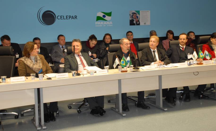 Representantes do Comitê Gestor do Registro Nacional de Identificação Civil (RIC), do governo federal, elogiaram o sistema biométrico utilizado pelo Paraná, durante a solenidade de abertura do “Encontro sobre o uso da tecnologia biométrica no Estado do Paraná”, nesta quarta-feira (03), em Curitiba.