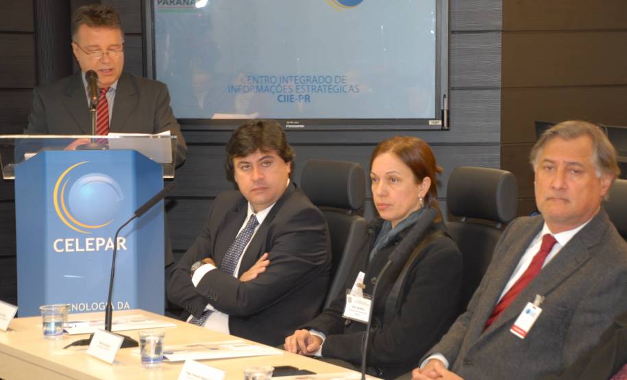 Representantes do Comitê Gestor do Registro Nacional de Identificação Civil (RIC), do governo federal, elogiaram o sistema biométrico utilizado pelo Paraná, durante a solenidade de abertura do “Encontro sobre o uso da tecnologia biométrica no Estado do Paraná”, nesta quarta-feira (03), em Curitiba.