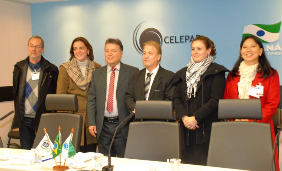 Representantes do Comitê Gestor do Registro Nacional de Identificação Civil (RIC), do governo federal, elogiaram o sistema biométrico utilizado pelo Paraná, durante a solenidade de abertura do “Encontro sobre o uso da tecnologia biométrica no Estado do Paraná”, nesta quarta-feira (03), em Curitiba.