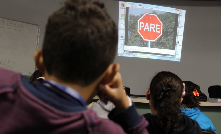 Um projeto do Departamento de Trânsito do Paraná (Detran), em parceria com o Batalhão da Polícia de Trânsito (BPTran), apresenta o trabalho dos órgãos a alunos do ensino fundamental e médio de Curitiba e Região Metropolitana